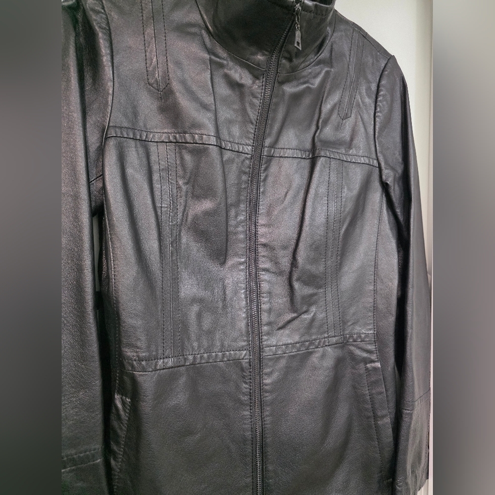 Danier Women's Black Leather Jacket - Picture 4 of 16